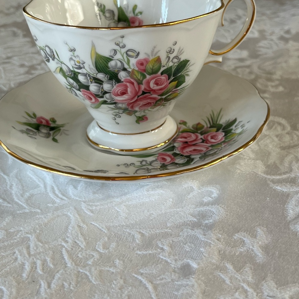 Vintage teacup.  Royal Albert Lilly of the Valley. - Picture 8 of 8
